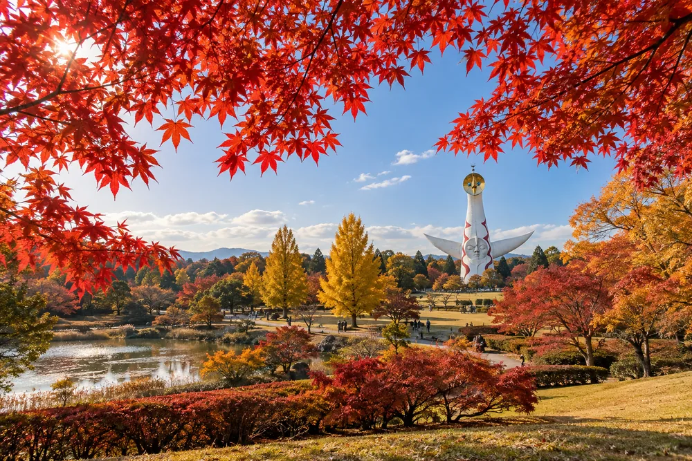 紅葉と太陽の塔のイメージ（AI生成）