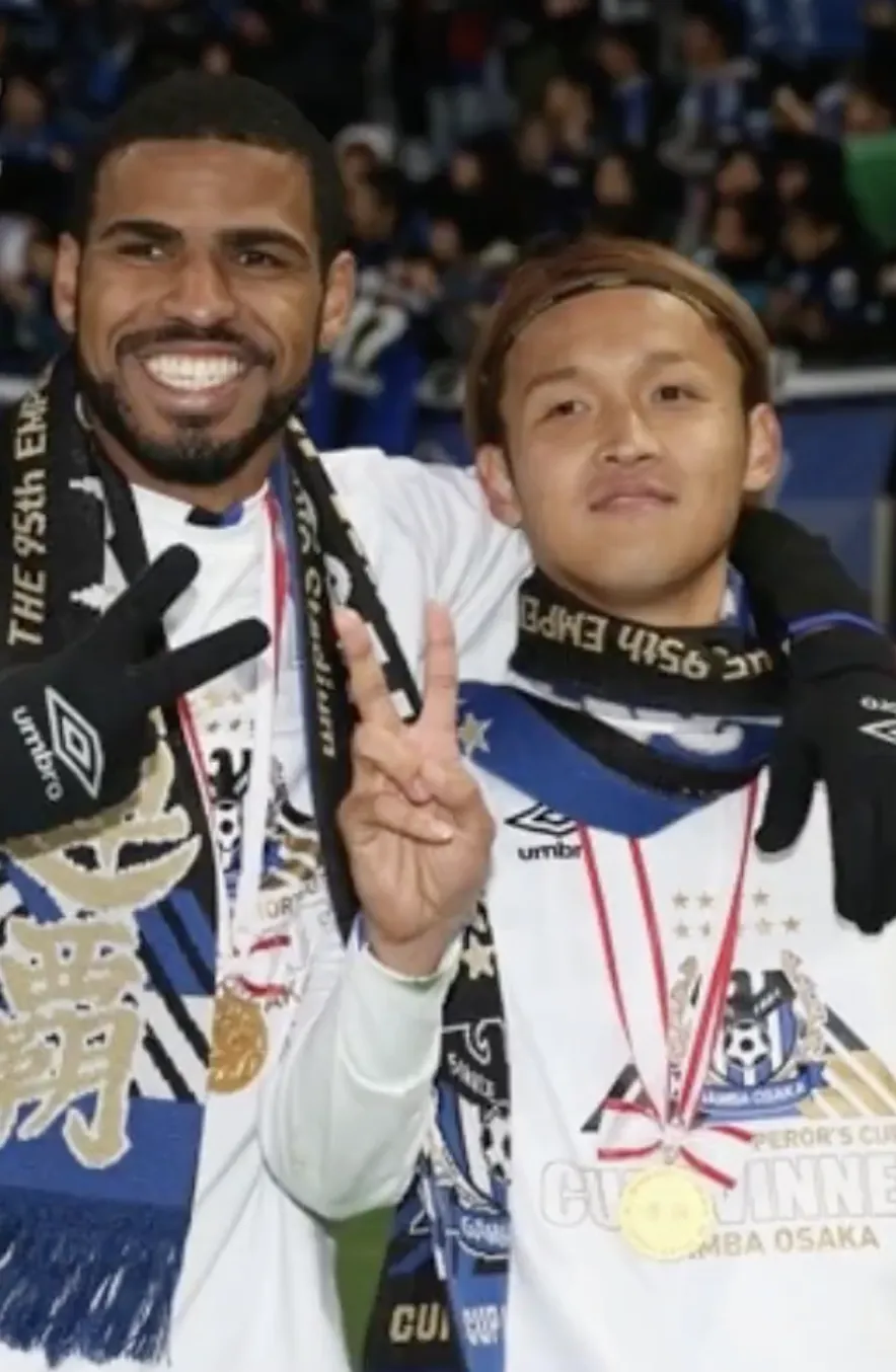 第95回天皇杯の優勝メダルとマフラーを身につけたパトリック選手と宇佐美貴史選手