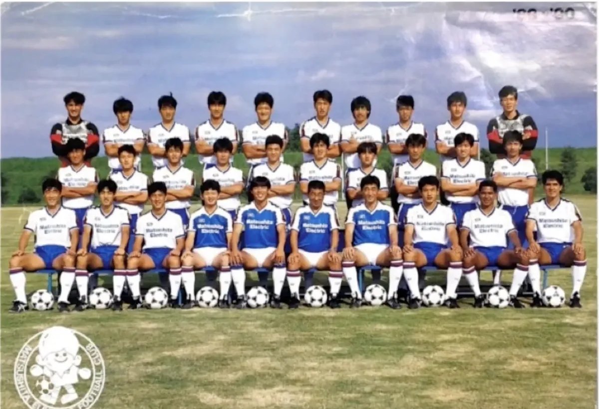 白とブルーのユニフォームで並ぶ松下電器産業サッカー部の集合写真