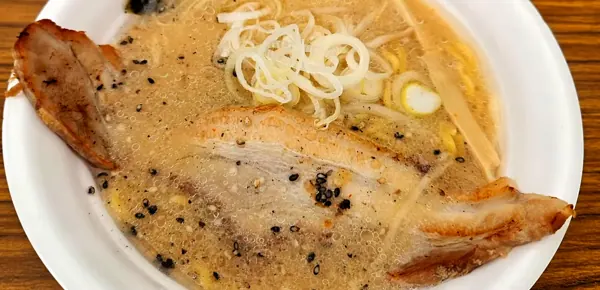 ラーメンEXPO 2025 麺処赤兎馬（北海道）のHokkaido-style rich ramen with roasted pork