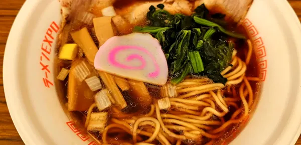 ラーメンEXPO 2025 麺家鶏処 × 麺家太威（新潟）のCollaboration bowl — Niigata-style shoyu with naruto fish cake