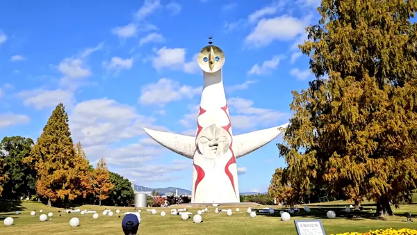 太陽の塔の裏手がお祭り広場